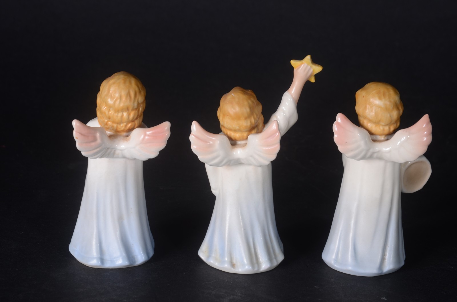 Três estatuetas de porcelana alemã Goebel representando anjos. - foto 2 de 5