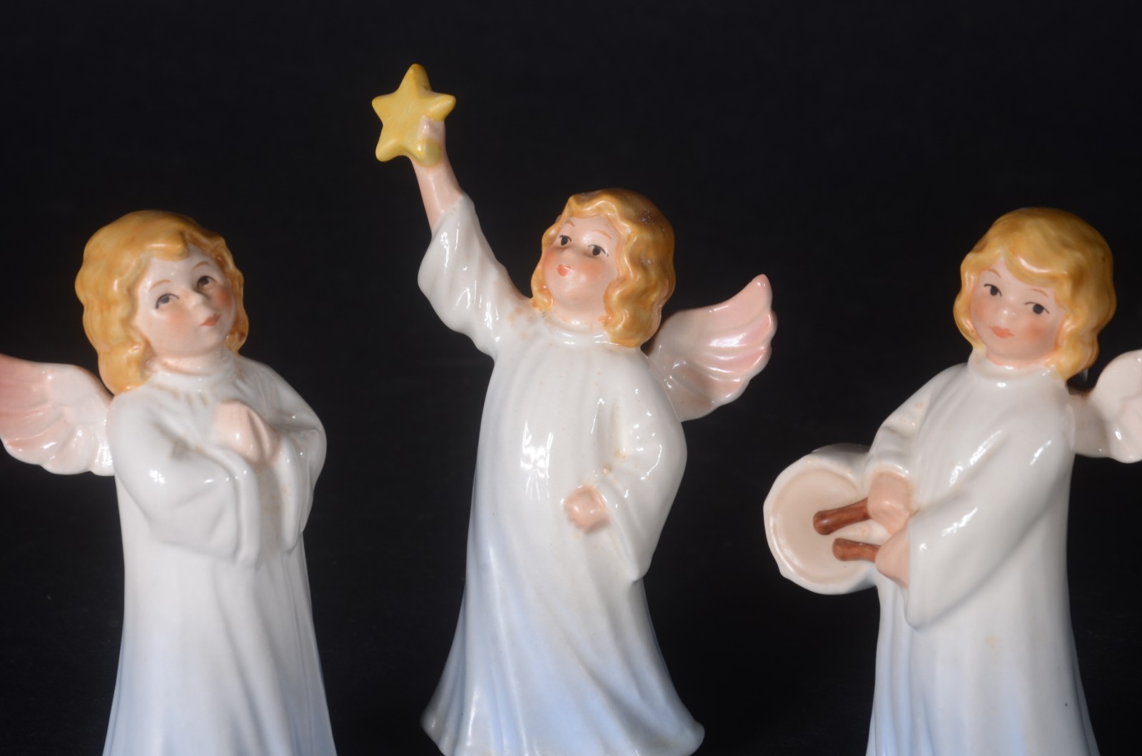 Três estatuetas de porcelana alemã Goebel representando anjos. - foto 3 de 5