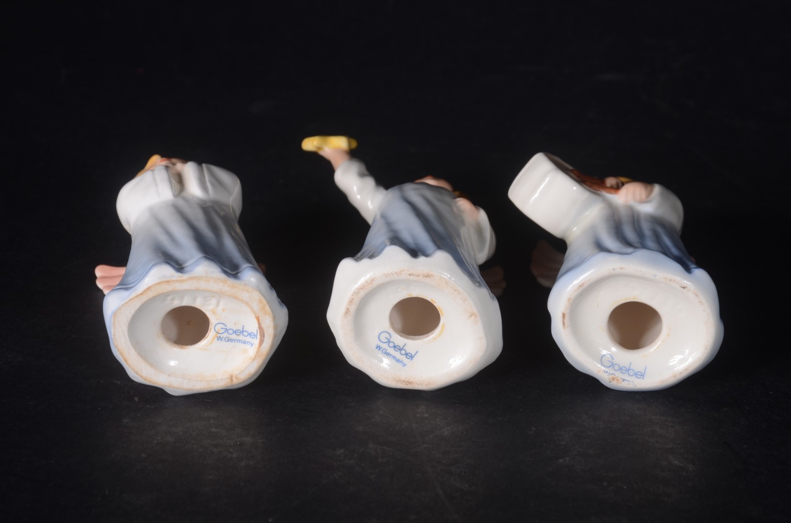 Três estatuetas de porcelana alemã Goebel representando anjos. - foto 4 de 5