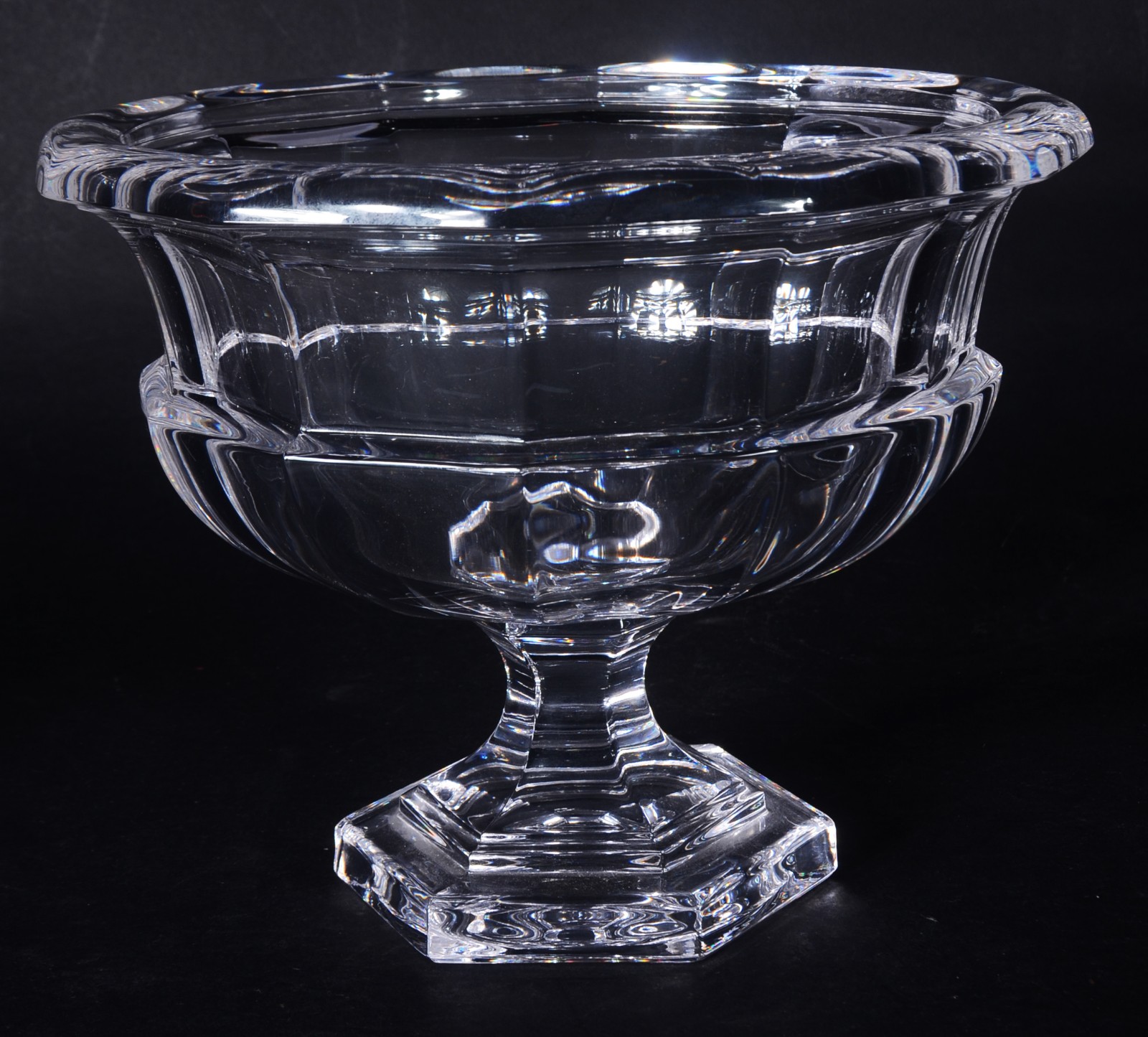 Fruteira de cristal europeu facetado, feitio redondo, pé alto com... - foto 1 de 5