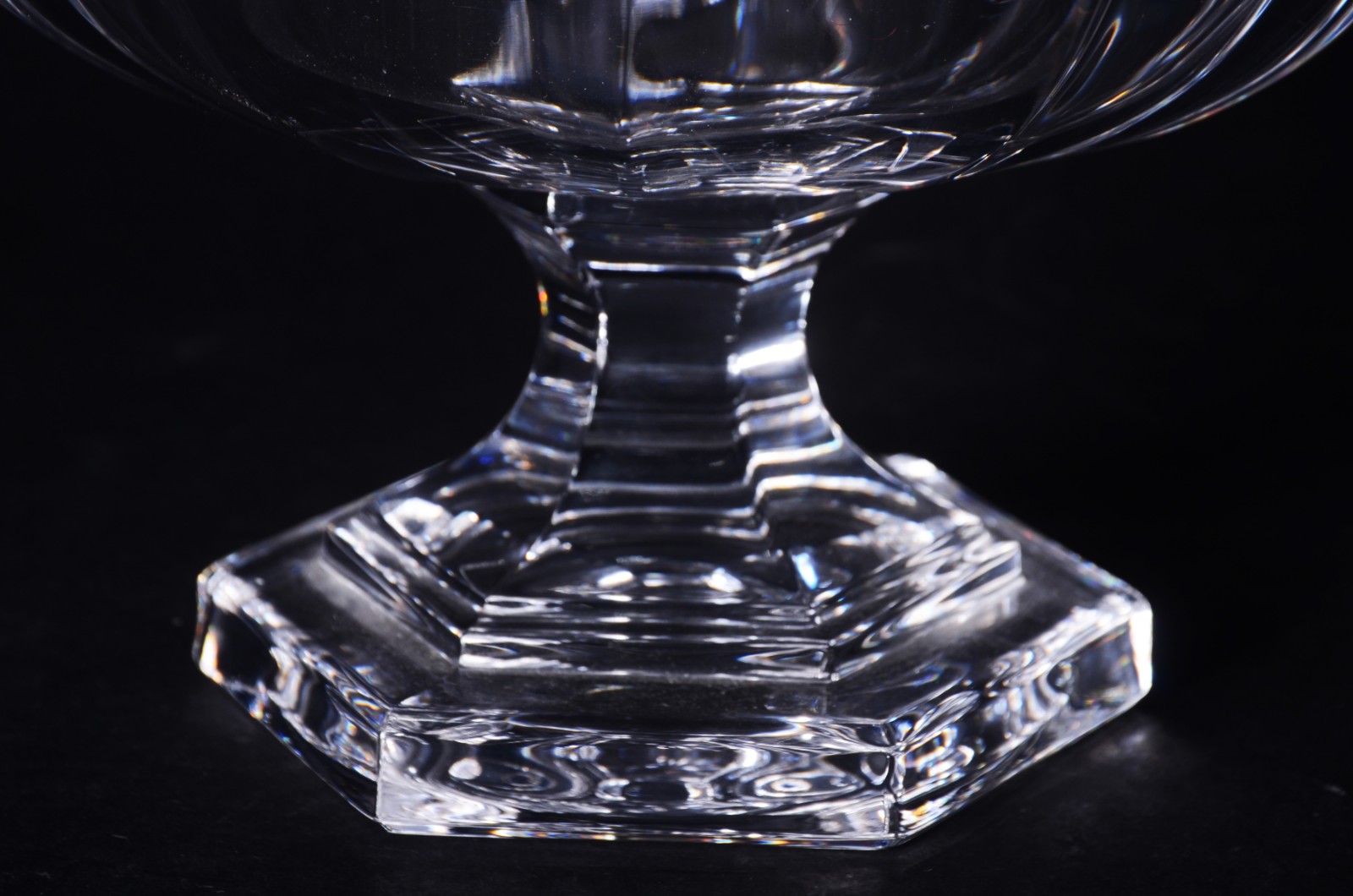 Fruteira de cristal europeu facetado, feitio redondo, pé alto com... - foto 2 de 5