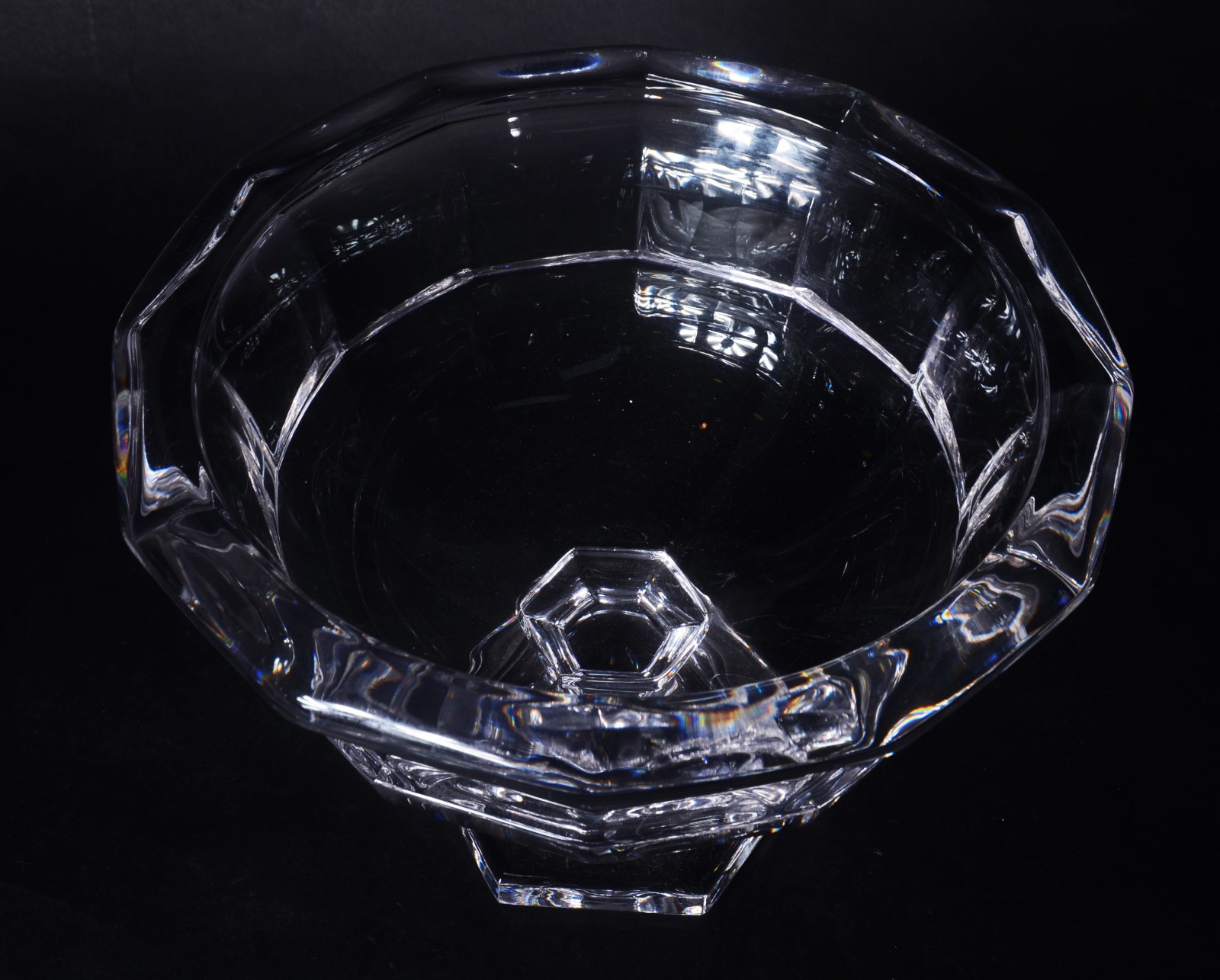 Fruteira de cristal europeu facetado, feitio redondo, pé alto com... - foto 3 de 5