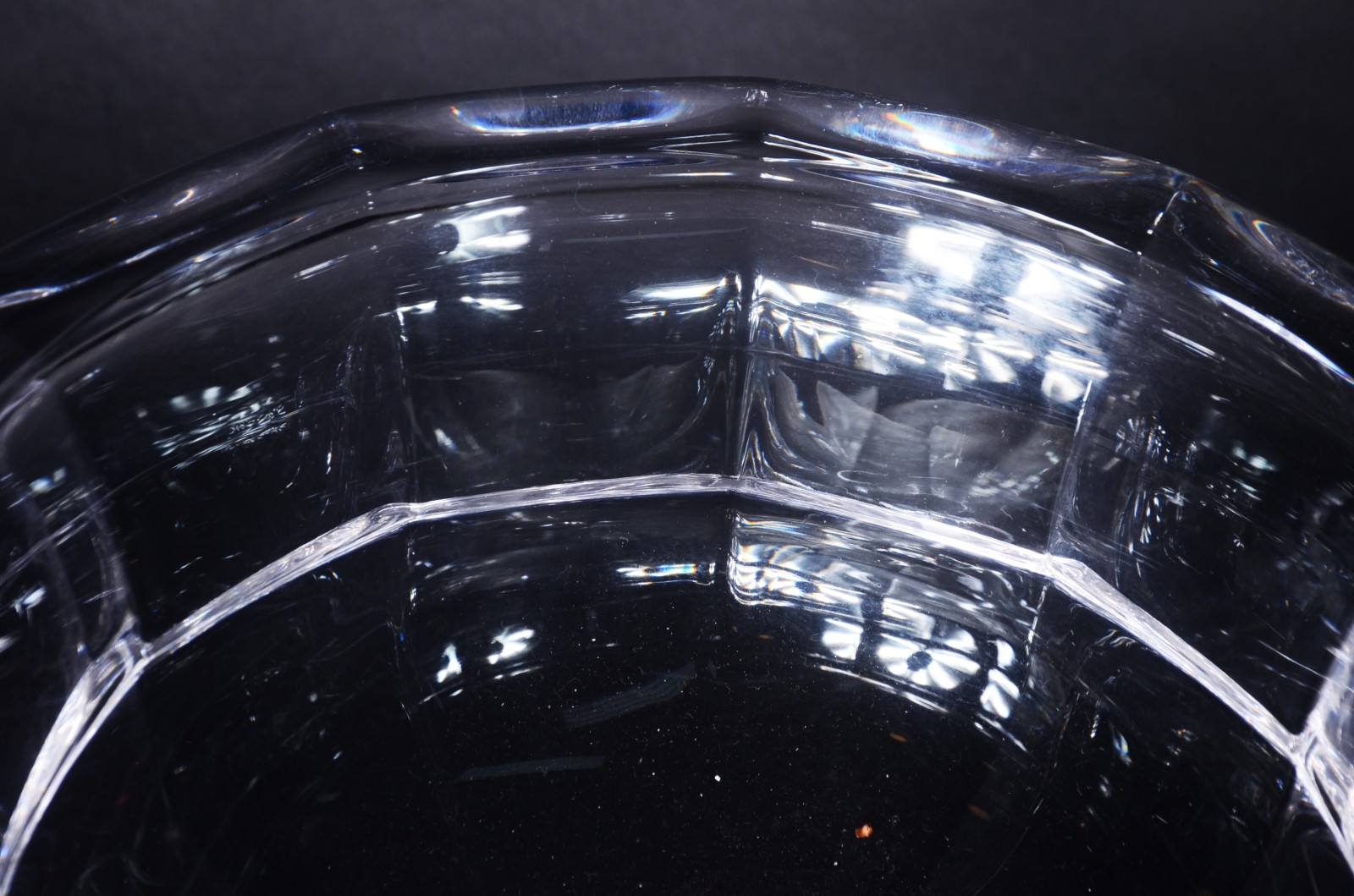 Fruteira de cristal europeu facetado, feitio redondo, pé alto com... - foto 4 de 5