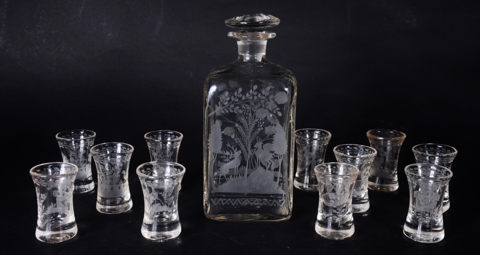 Conjunto de licoreira com 11 copinhos de cristal europeu lavrado com... - foto 1 de 5