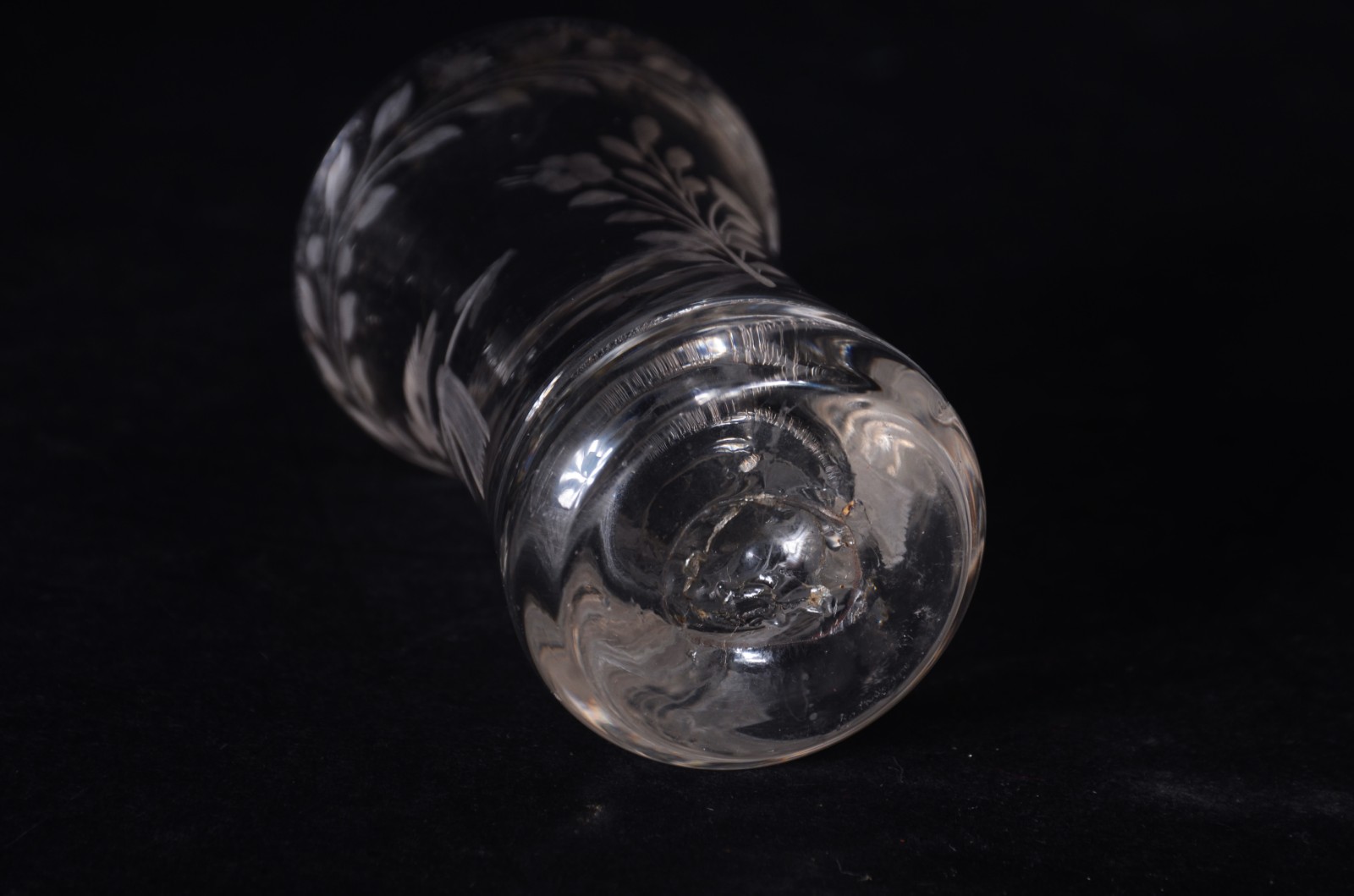 Conjunto de licoreira com 11 copinhos de cristal europeu lavrado com... - foto 4 de 5