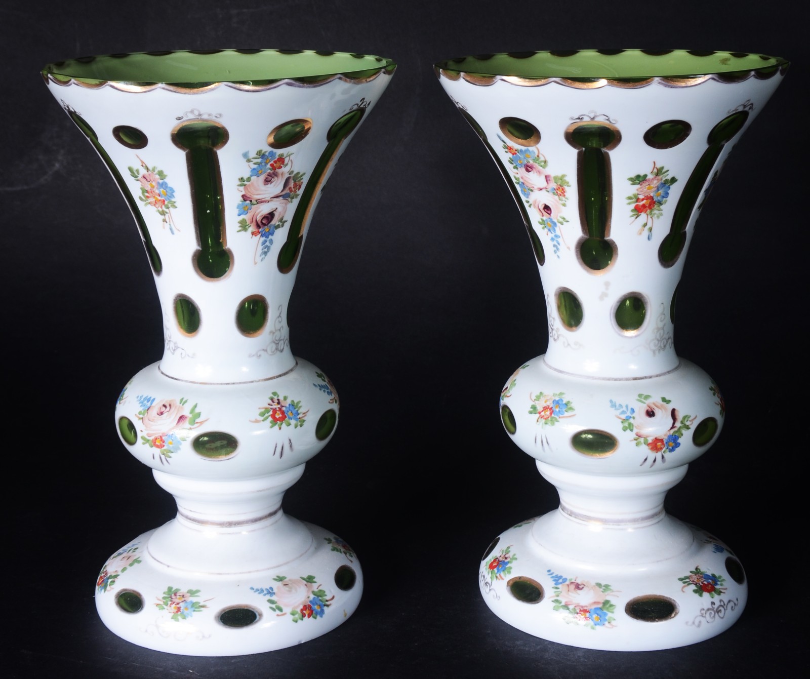 Par de vasos de cristal overlay verde e branco com pequenas flores em... - foto 1 de 6
