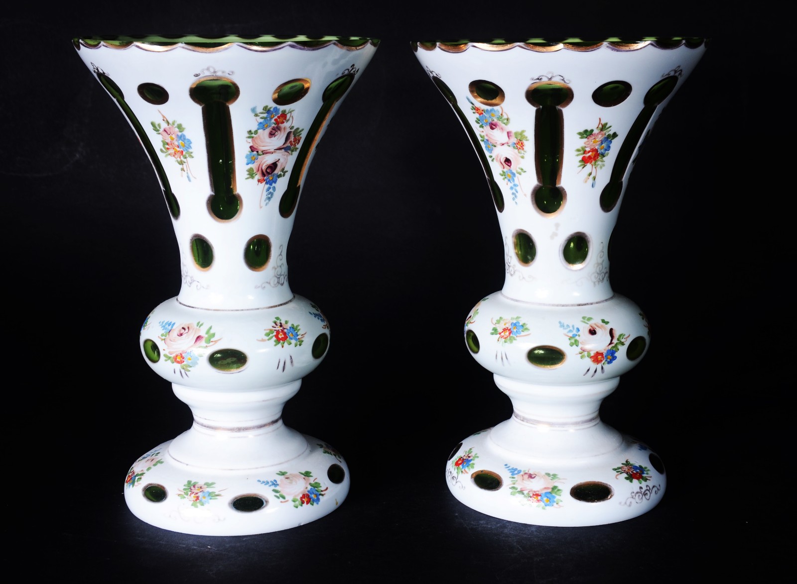 Par de vasos de cristal overlay verde e branco com pequenas flores em... - foto 2 de 6