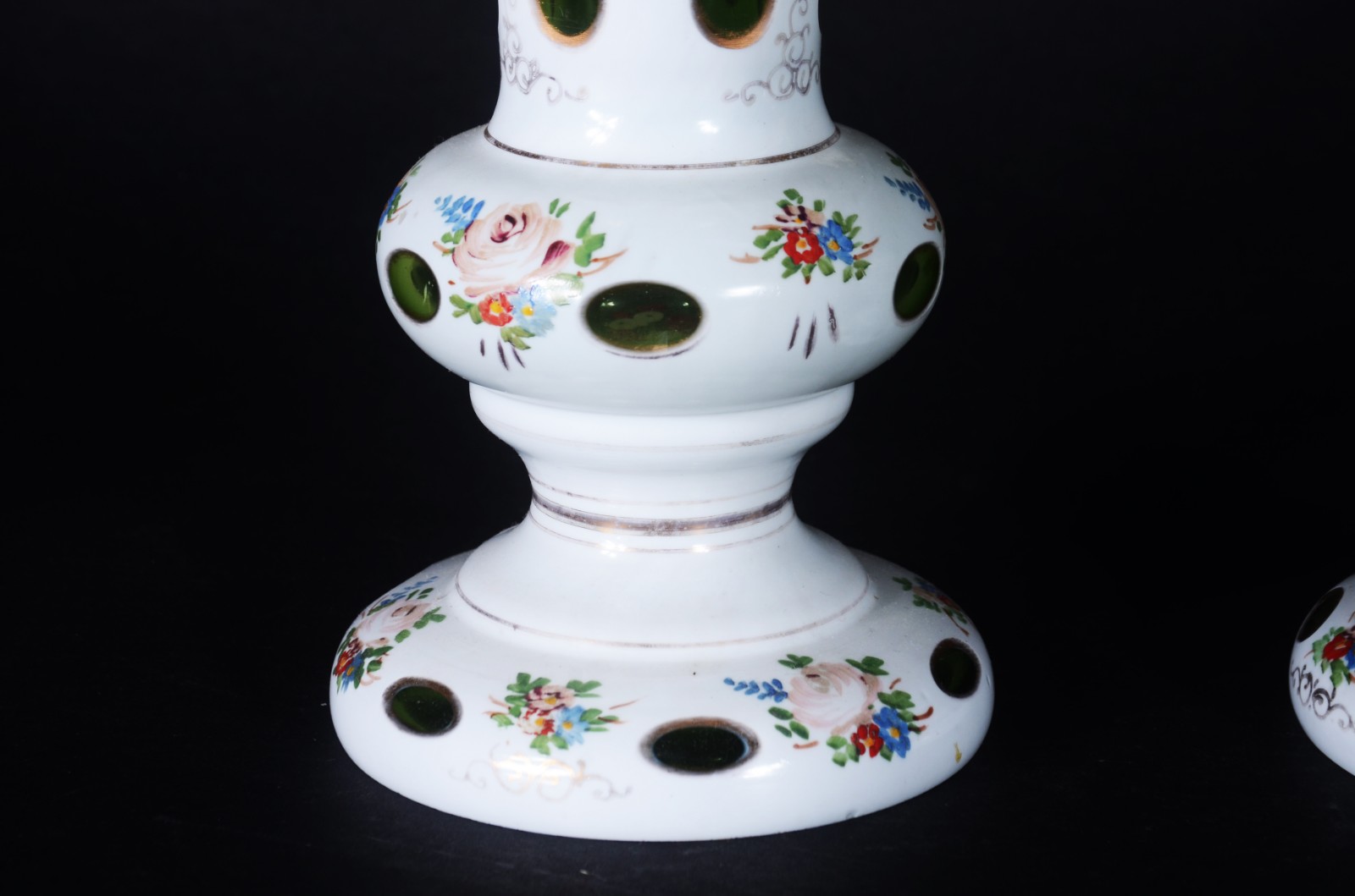 Par de vasos de cristal overlay verde e branco com pequenas flores em... - foto 3 de 6