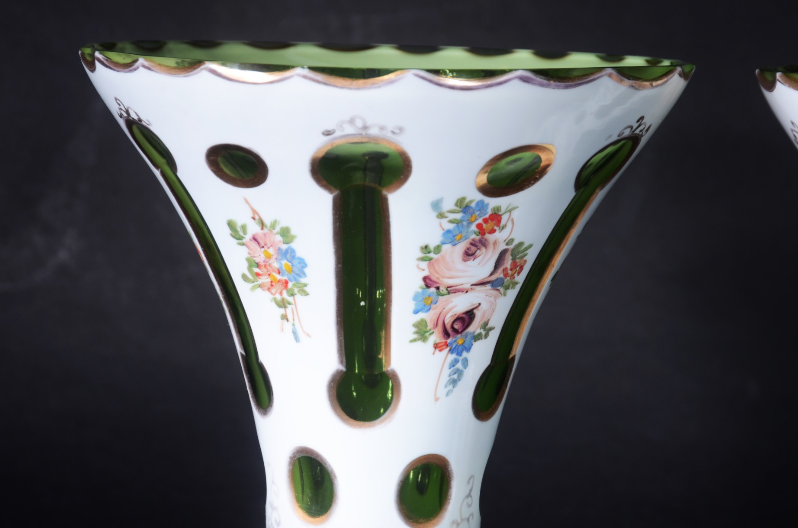 Par de vasos de cristal overlay verde e branco com pequenas flores em... - foto 4 de 6