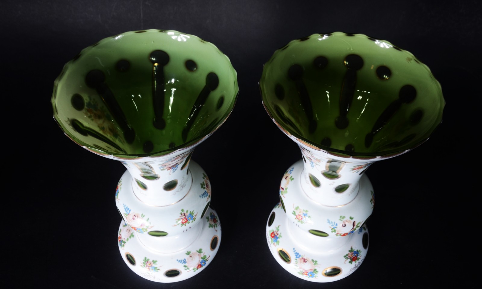 Par de vasos de cristal overlay verde e branco com pequenas flores em... - foto 5 de 6