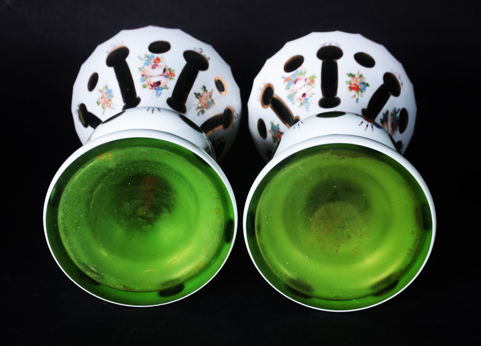 Par de vasos de cristal overlay verde e branco com pequenas flores em... - foto 6 de 6