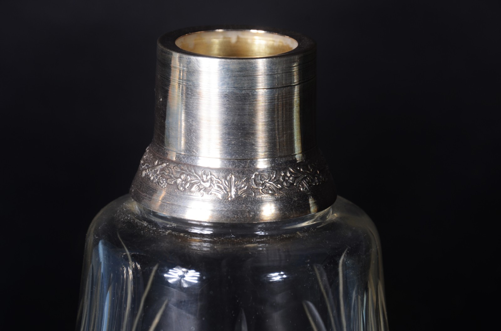 Quatro fracos diversos de cristal, sendo dois perfumeiros opalinados... - foto 2 de 9