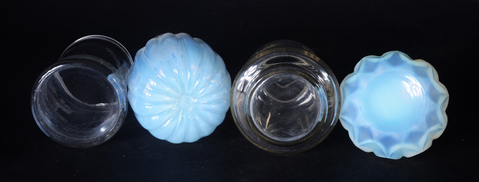 Quatro fracos diversos de cristal, sendo dois perfumeiros opalinados... - foto 7 de 9