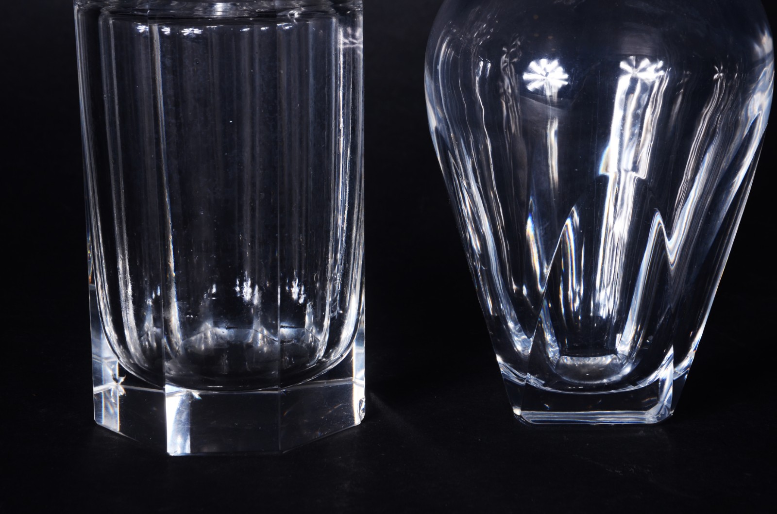 Duas garrafas de cristal facetado. Um lascado na borda. - foto 3 de 8