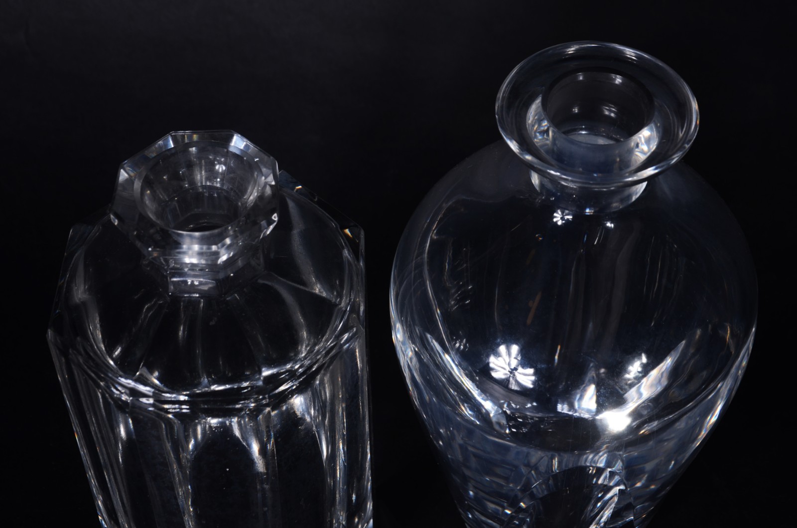 Duas garrafas de cristal facetado. Um lascado na borda. - foto 4 de 8