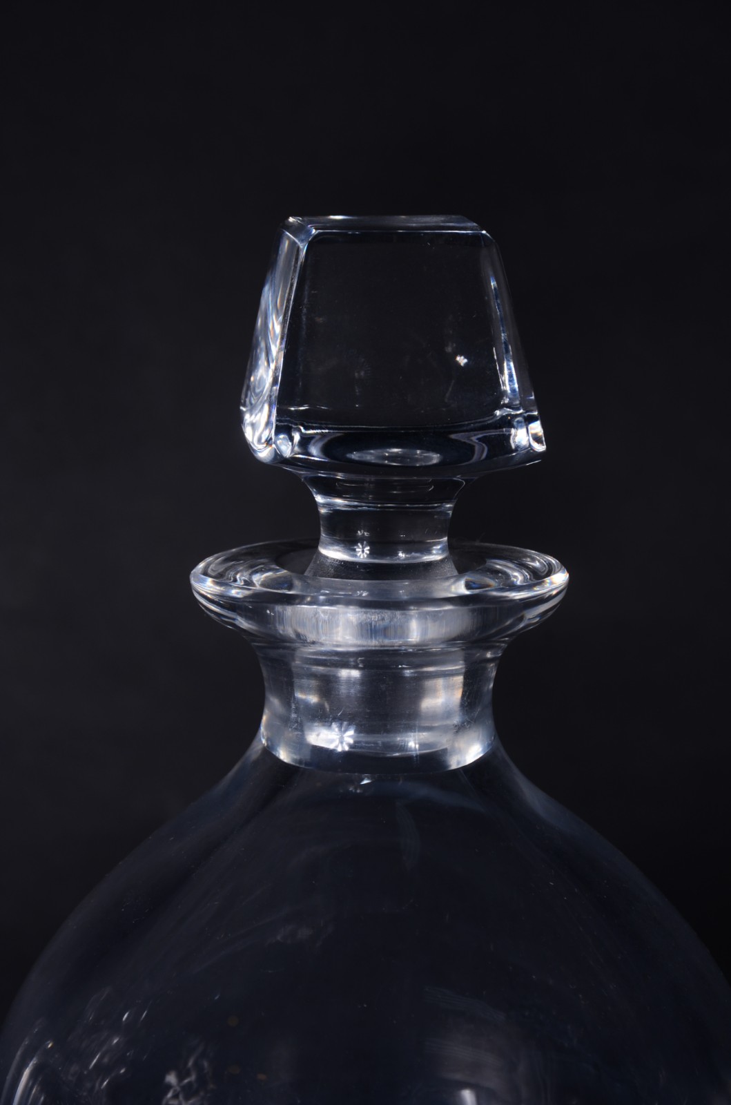 Duas garrafas de cristal facetado. Um lascado na borda. - foto 5 de 8