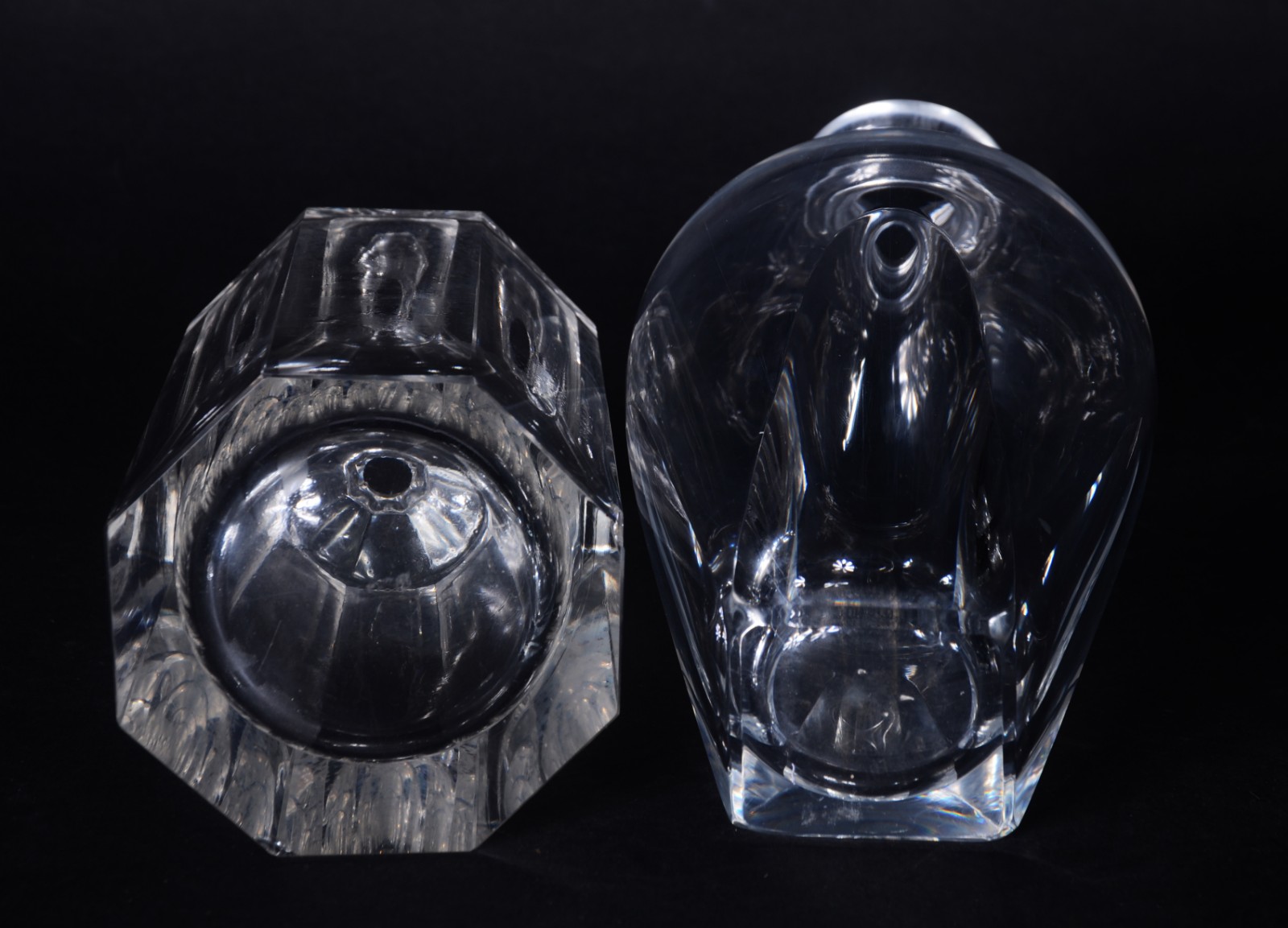 Duas garrafas de cristal facetado. Um lascado na borda. - foto 6 de 8