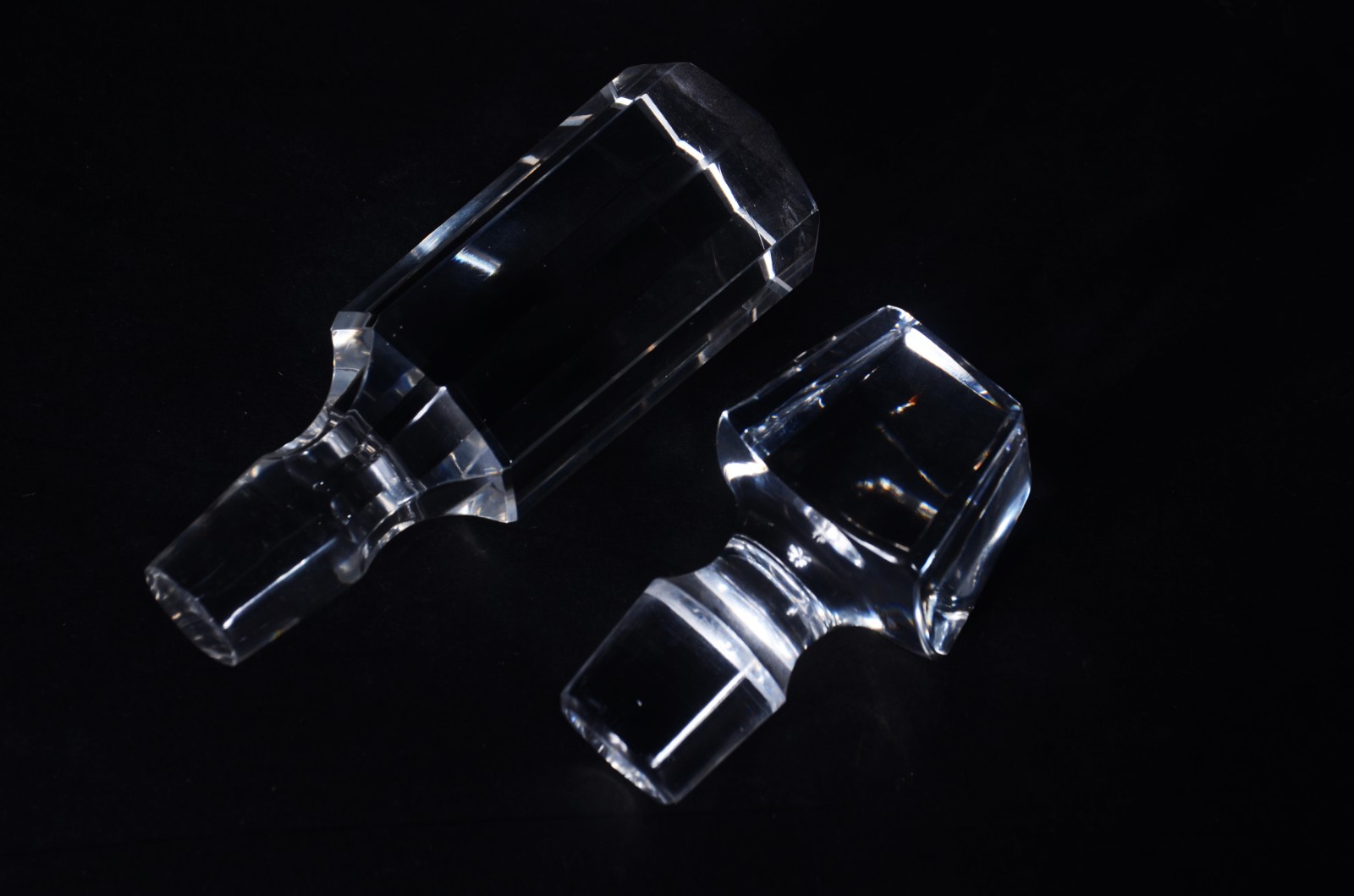 Duas garrafas de cristal facetado. Um lascado na borda. - foto 7 de 8