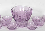 Bowl e 12 saladeiras de cristal belga lapidado ... - Bowl e 12 saladeiras de cristal belga lapidado em gomos retorcidos, na cor lilás.