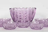 Bowl e 12 saladeiras de cristal belga lapidado ... - Bowl e 12 saladeiras de cristal belga lapidado em gomos retorcidos, na cor lilás.