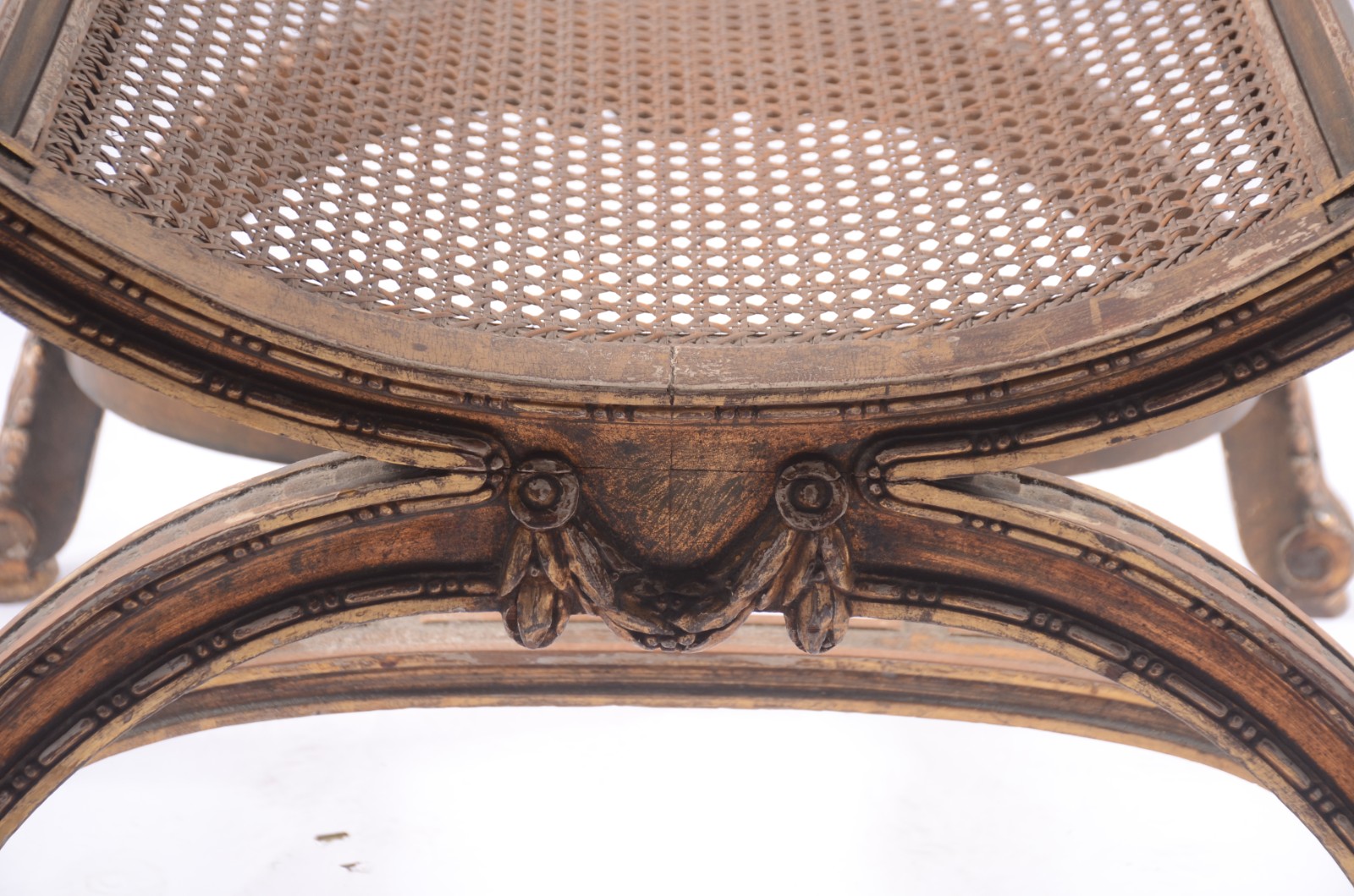 Banqueta de madeira nobre, patina com resquícios dourados, assento... - foto 5 de 6