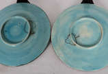 Par de medalhões de faianca francesa  SARREGUEM... - Par de medalhões de faianca francesa  SARREGUEMINES, Majolica, decoradas com flores em policromia. Marcas no verso.