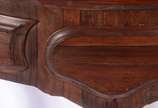 Console em madeira nobre estilo Beranger, Perna... - Console em madeira nobre estilo Beranger, Pernambuco - séc. XIX. Corpo bombeado. Barra do tampo emoldurada, tendo ao centro pequeno medalhão ova...