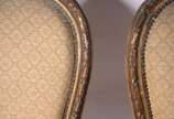 Par de cadeiras de madeira nobre, pátina com re... - Par de cadeiras de madeira nobre, pátina com resquícios dourado, estofadas e forradas com tecido na cor bege. Estilo frances. Desgastes.