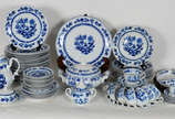 Aparelho de jantar de porcelana Steatita, decor... - Aparelho de jantar de porcelana Steatita, decoração"Cebolinha",composto de 22 pratos rasos, 9 fundos, 6 de sobremesa, 10 para pão, 7 xicaras de ...