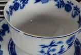 Aparelho de jantar de porcelana Steatita, decor... - Aparelho de jantar de porcelana Steatita, decoração"Cebolinha",composto de 22 pratos rasos, 9 fundos, 6 de sobremesa, 10 para pão, 7 xicaras de ...
