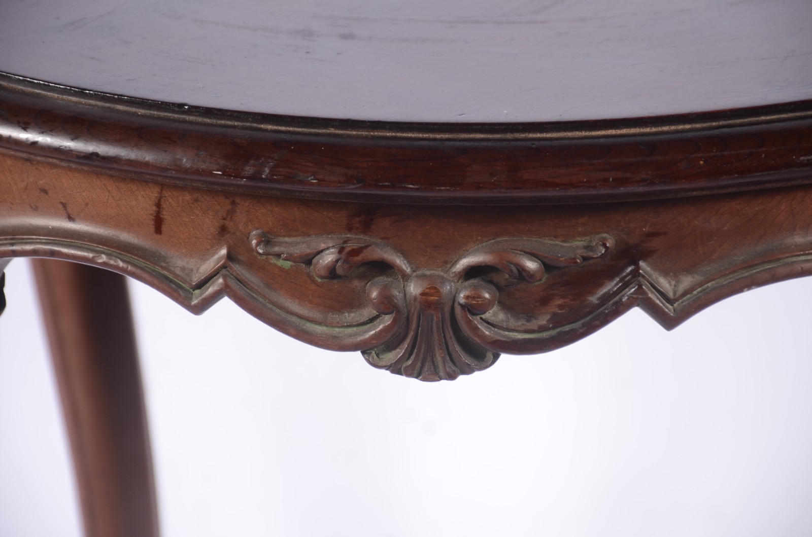 Mesa redonda de madeira nobre, pernas ligeiramente arqueadas e saia... - foto 4 de 10