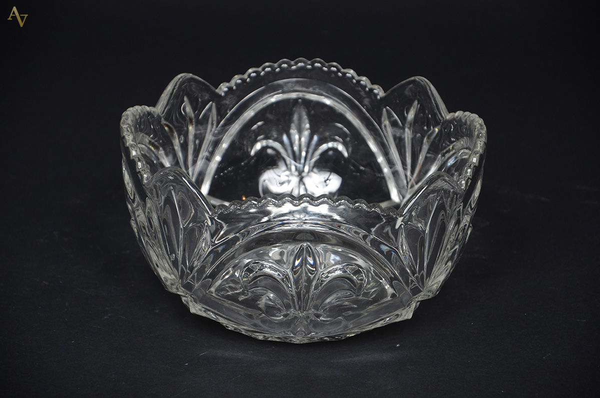 Bowl de cristal europeu com borda dentada. Diâmetro 22 cm e altura 12...