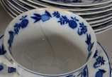 Aparelho de jantar de porcelana Steatita, decor... - Aparelho de jantar de porcelana Steatita, decoração"Cebolinha",composto de 22 pratos rasos, 9 fundos, 6 de sobremesa, 10 para pão, 7 xicaras de ...