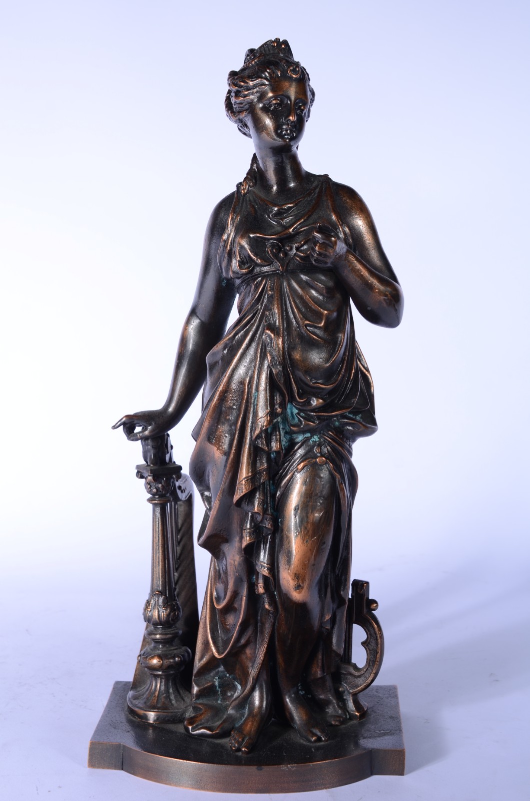 Escultura de metal patinado representando figura feminina com harpa... - foto 1 de 9