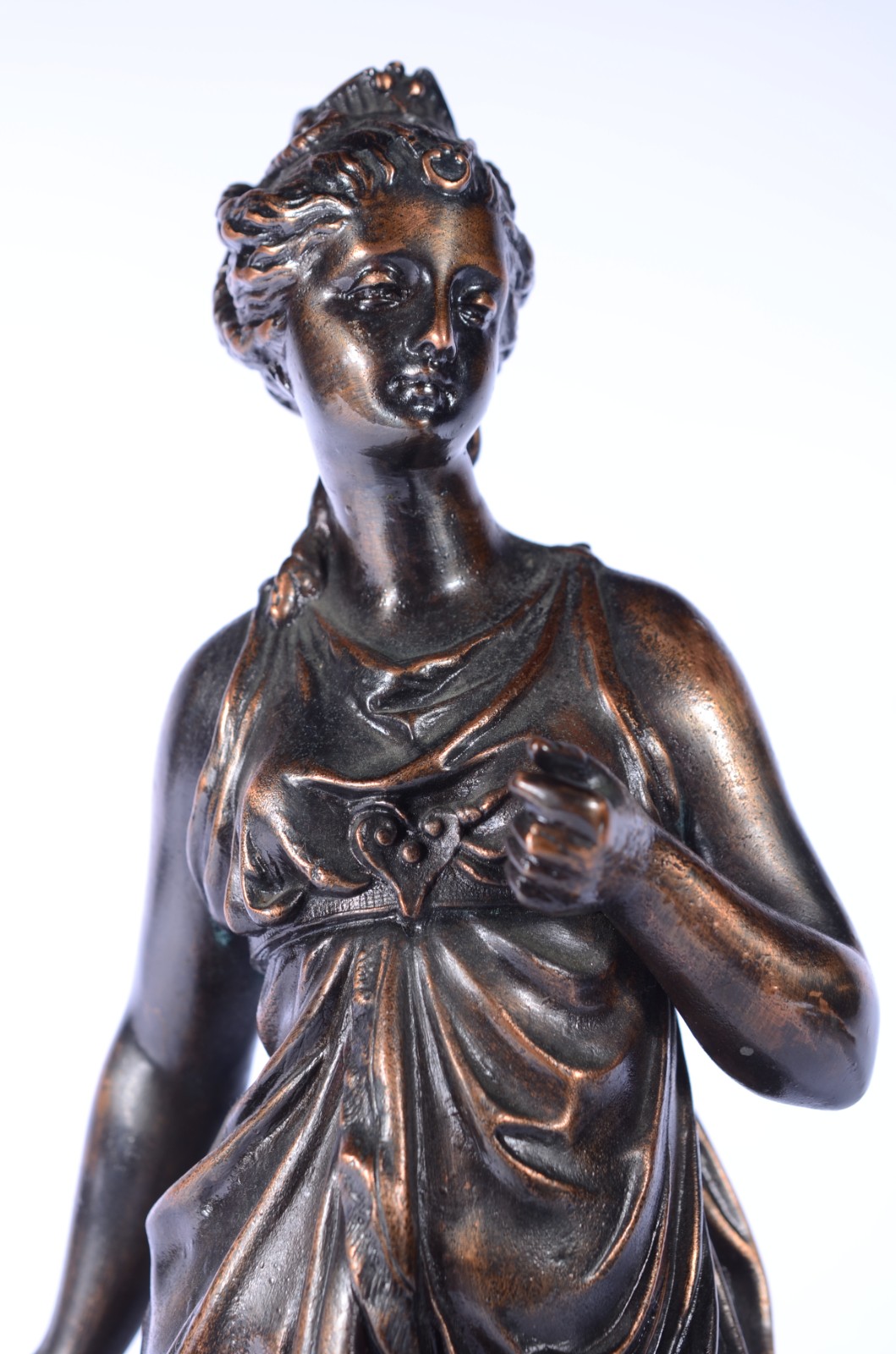 Escultura de metal patinado representando figura feminina com harpa... - foto 2 de 9