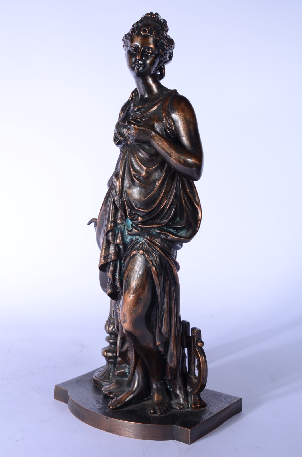 Escultura de metal patinado representando figura feminina com harpa... - foto 4 de 9