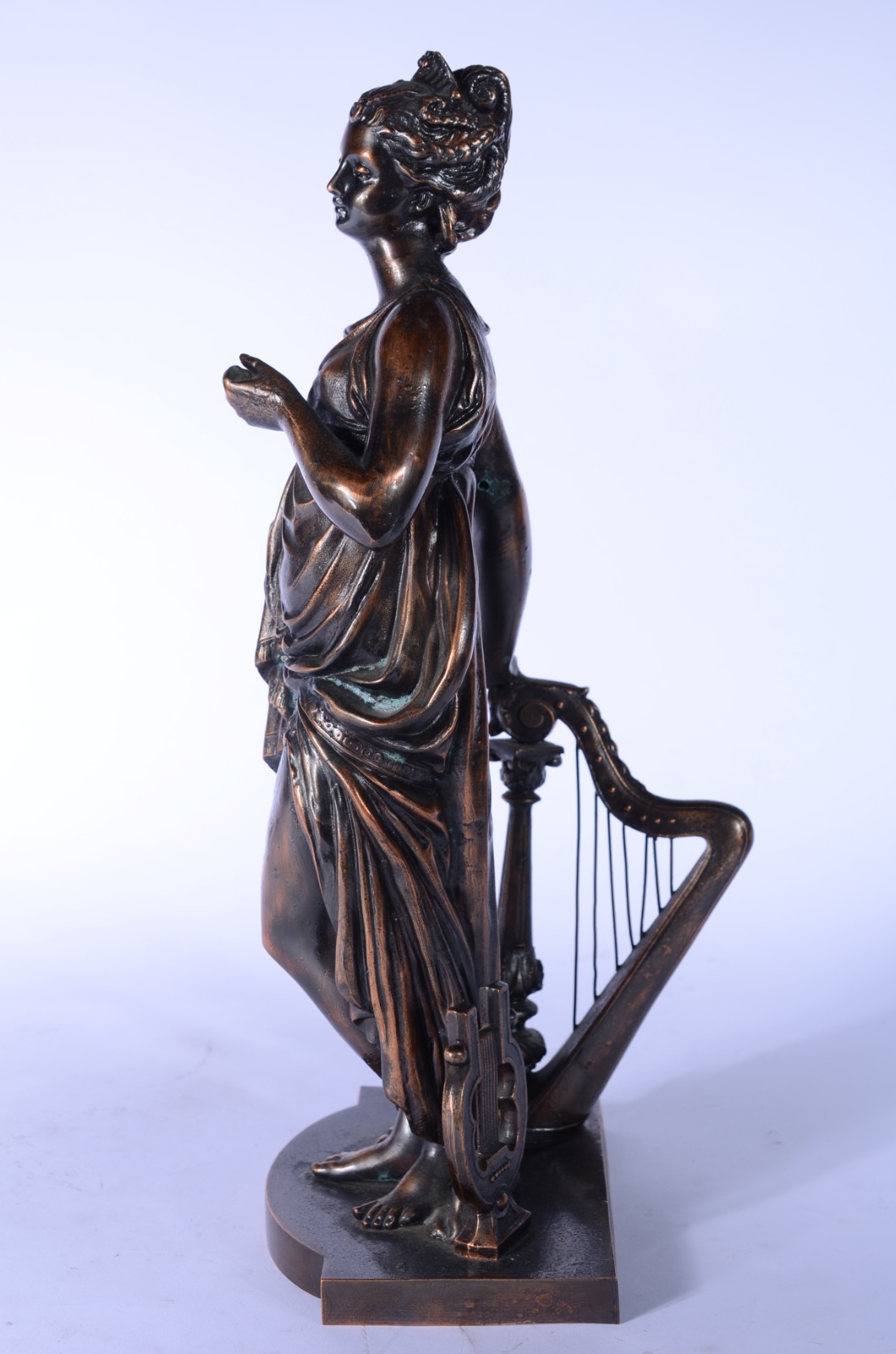 Escultura de metal patinado representando figura feminina com harpa... - foto 5 de 9