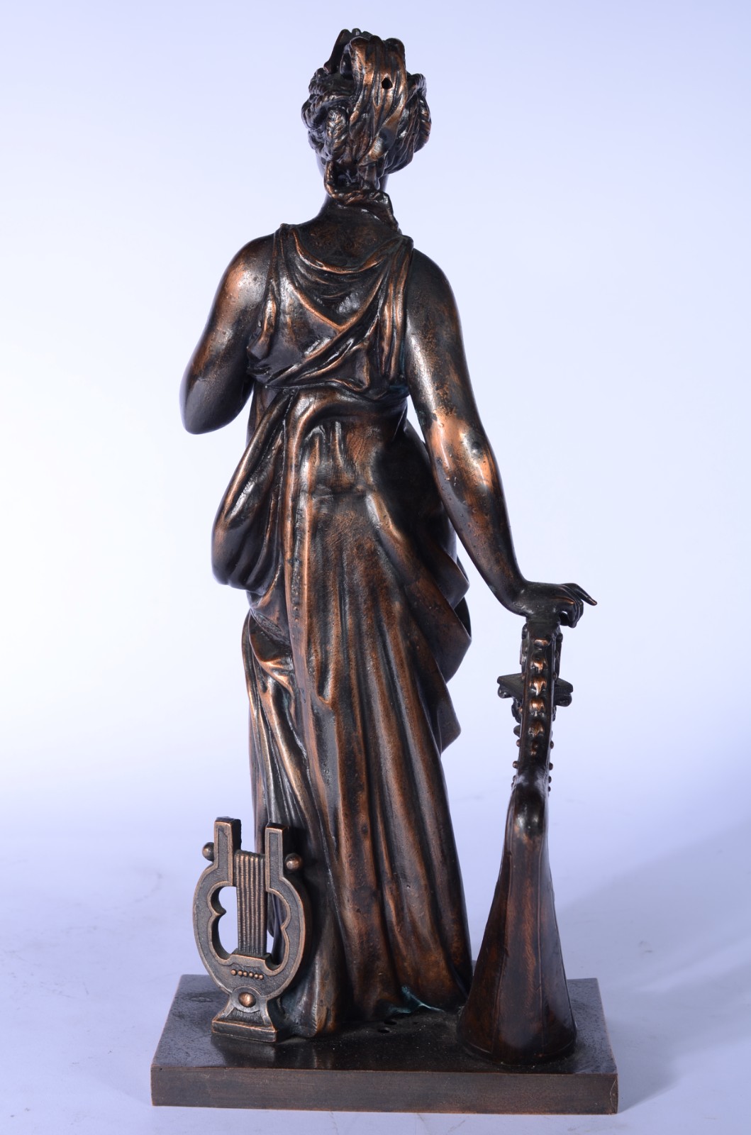 Escultura de metal patinado representando figura feminina com harpa... - foto 6 de 9