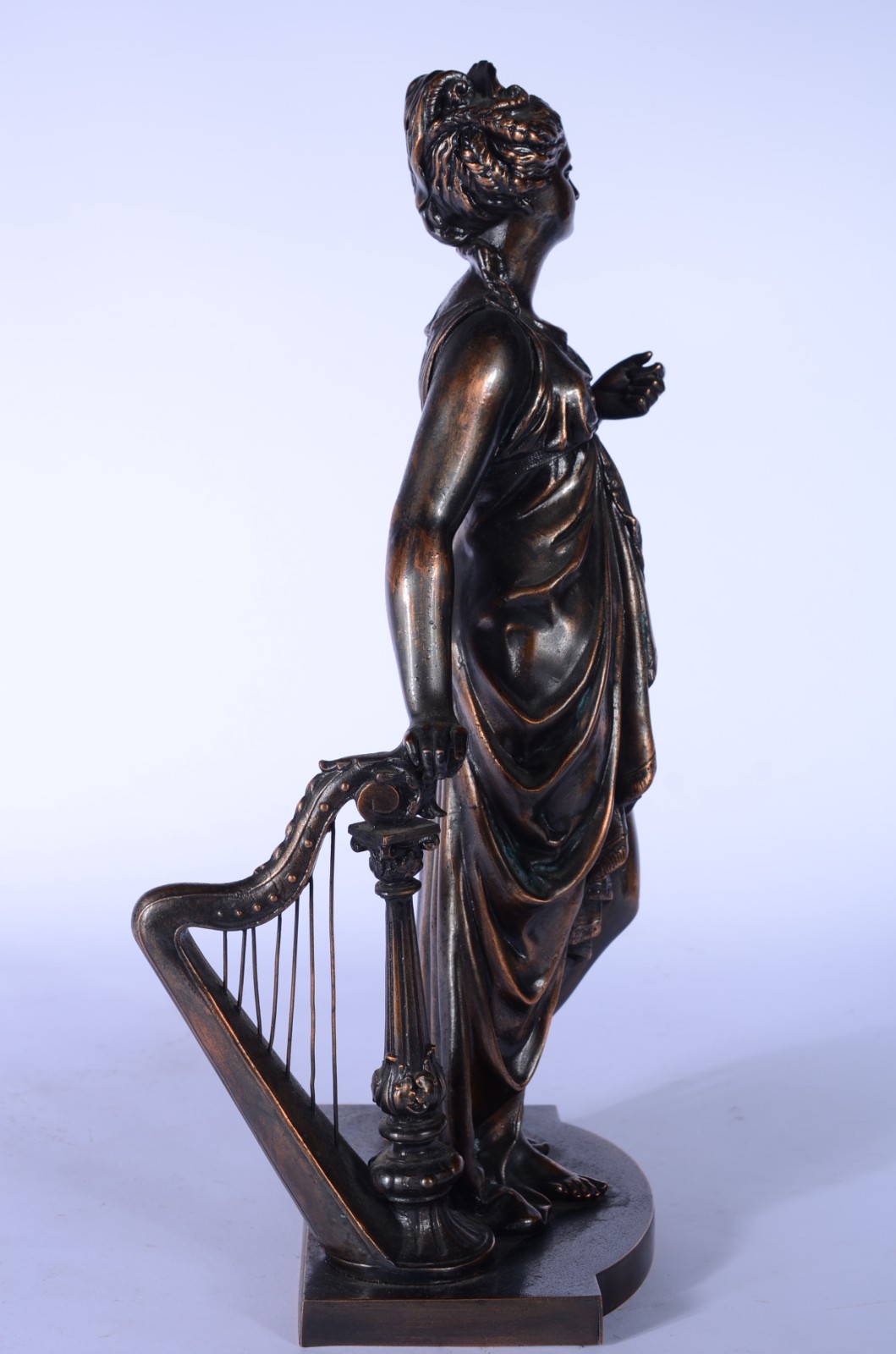 Escultura de metal patinado representando figura feminina com harpa... - foto 7 de 9