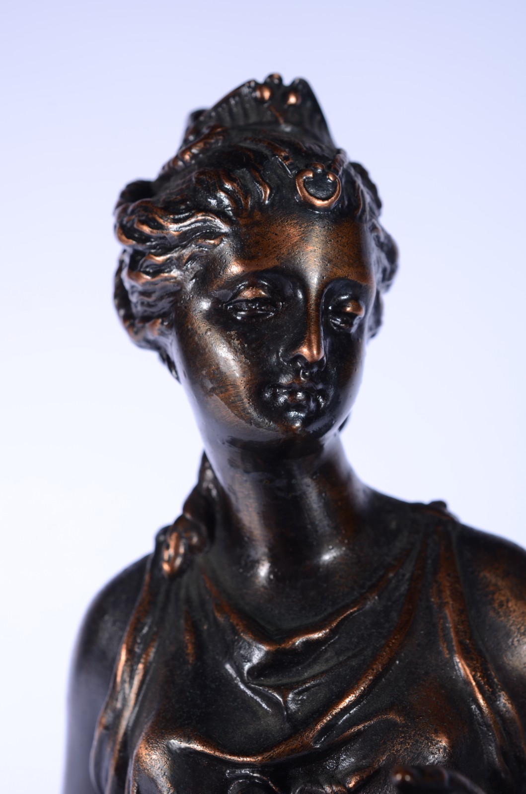 Escultura de metal patinado representando figura feminina com harpa... - foto 8 de 9