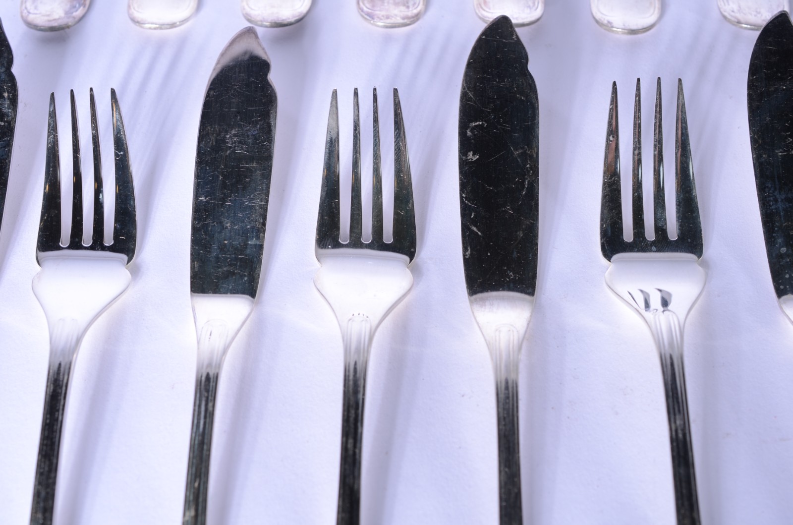 Conjunto de talheres para peixe de metal prateado composto de 10... - foto 4 de 6