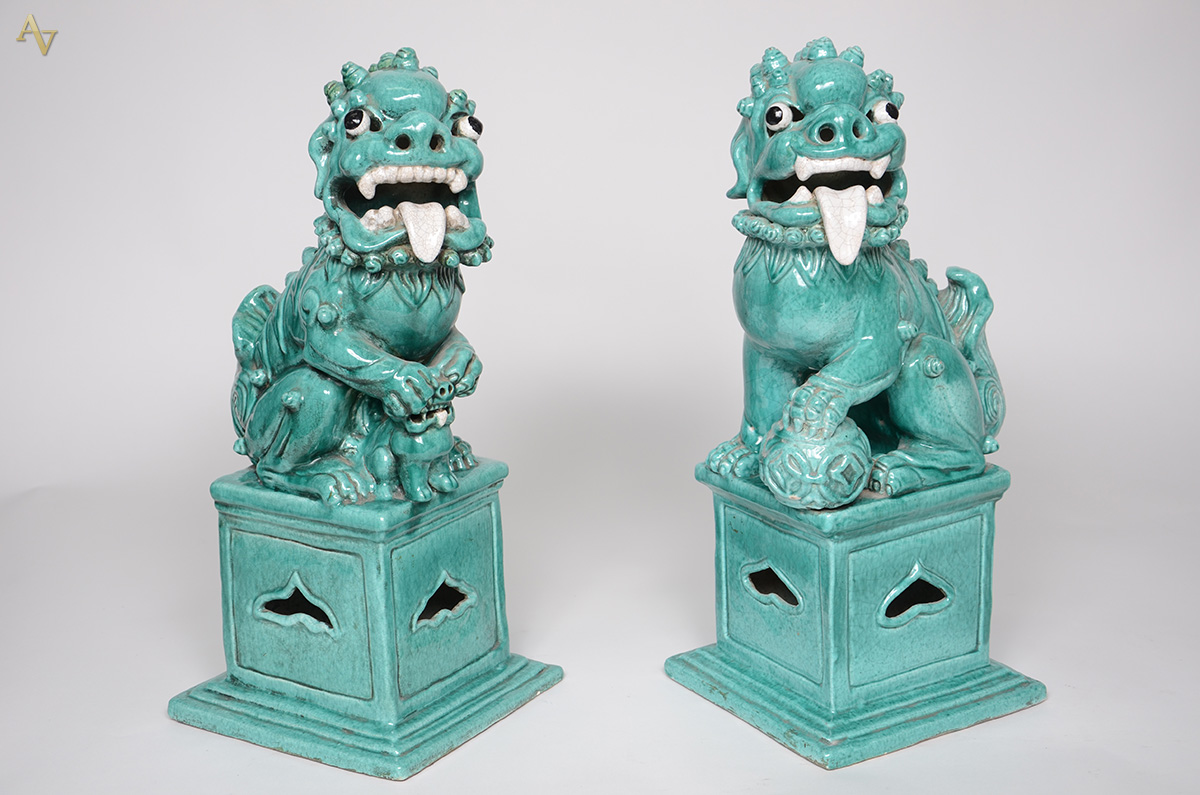Par de grandes estatuetas de porcelana oriental na cor verde...