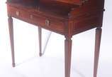 Mesa para escrita de madeira nobre filetada, ga... - Mesa para escrita de madeira nobre filetada, gaveta com puxadores de metal dourado, pernas retas. Alçada recortada com pequena prateleira. Estil...