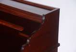 Mesa para escrita de madeira nobre filetada, ga... - Mesa para escrita de madeira nobre filetada, gaveta com puxadores de metal dourado, pernas retas. Alçada recortada com pequena prateleira. Estil...