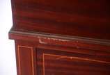 Mesa para escrita de madeira nobre filetada, ga... - Mesa para escrita de madeira nobre filetada, gaveta com puxadores de metal dourado, pernas retas. Alçada recortada com pequena prateleira. Estil...