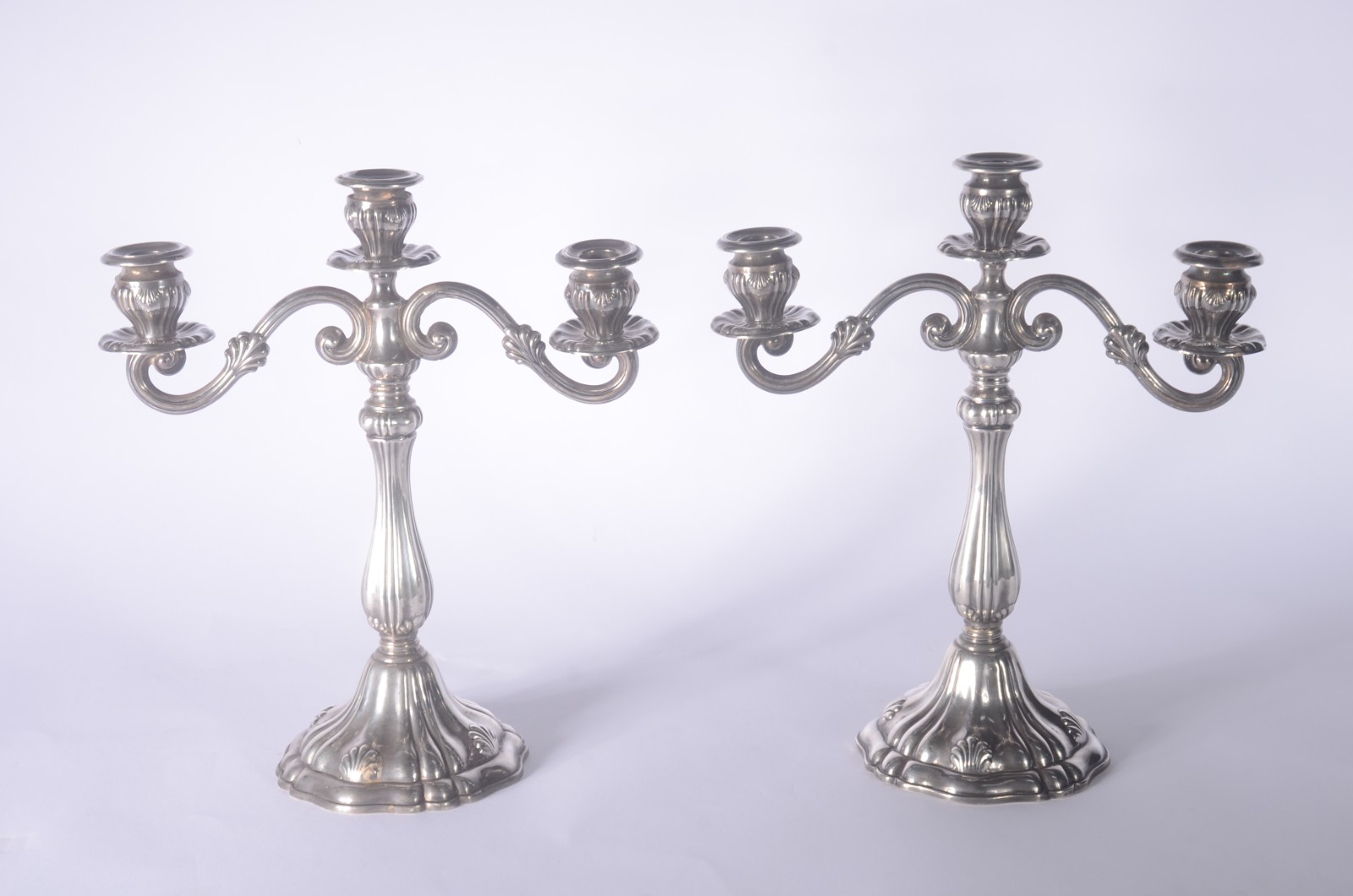 Par de candelabros de prata peruana contraste 925 mls., para 3 velas... - foto 1 de 9