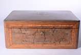 Caixa de madeira com tampo trabalhado, com chav... - Caixa de madeira com tampo trabalhado, com chave. Com defeitos e faltando pequenas partes do folheado do revestimento.