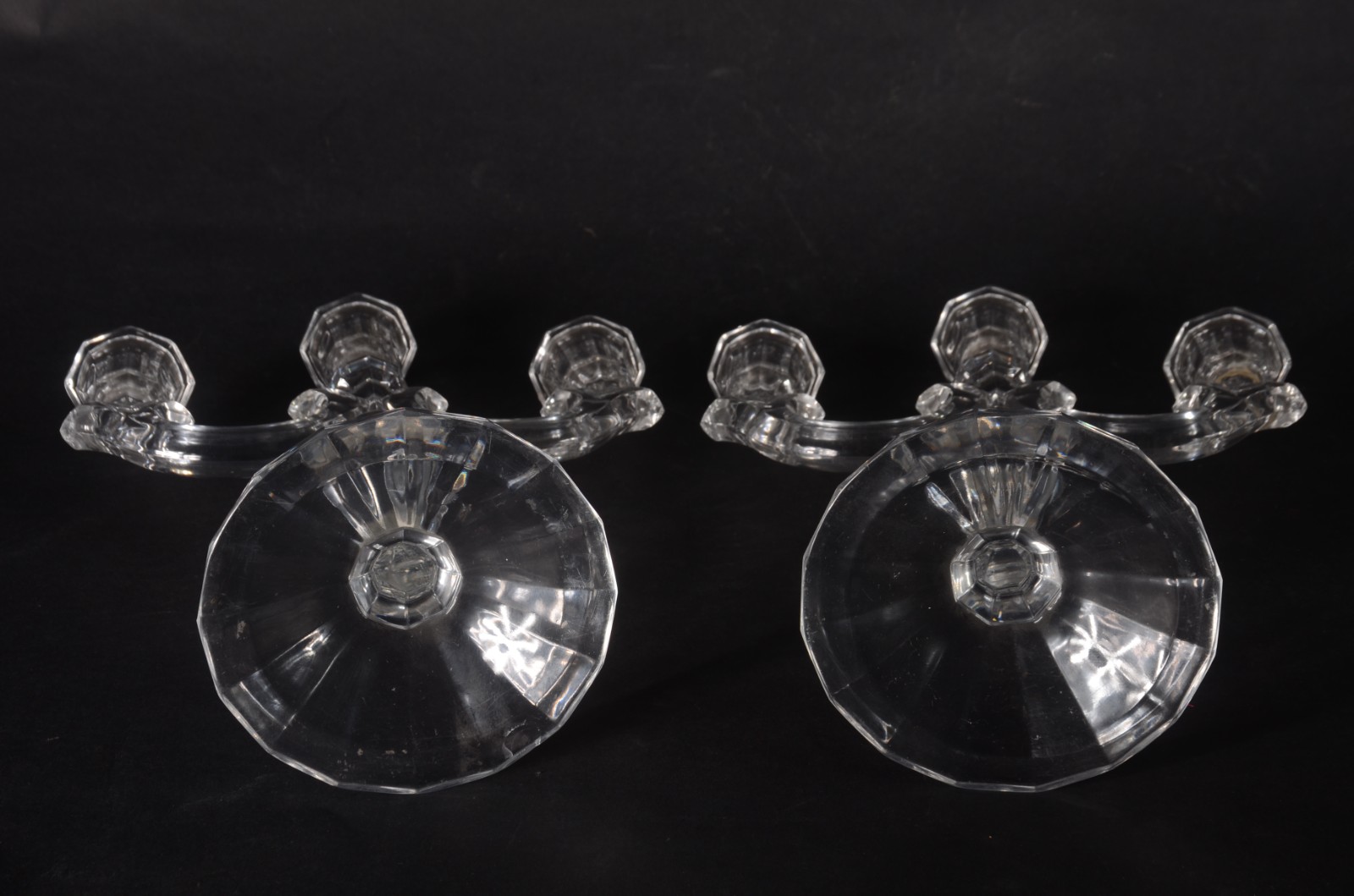 Par de candelabros de cristal europeu para 3 velas cada. Um deles com... - foto 3 de 5