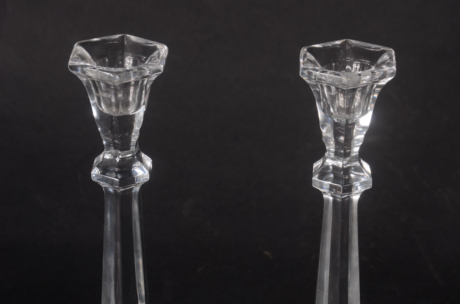 Quatro castiçais de cristal europeu, um deles de tamanho menor, bases... - foto 2 de 5