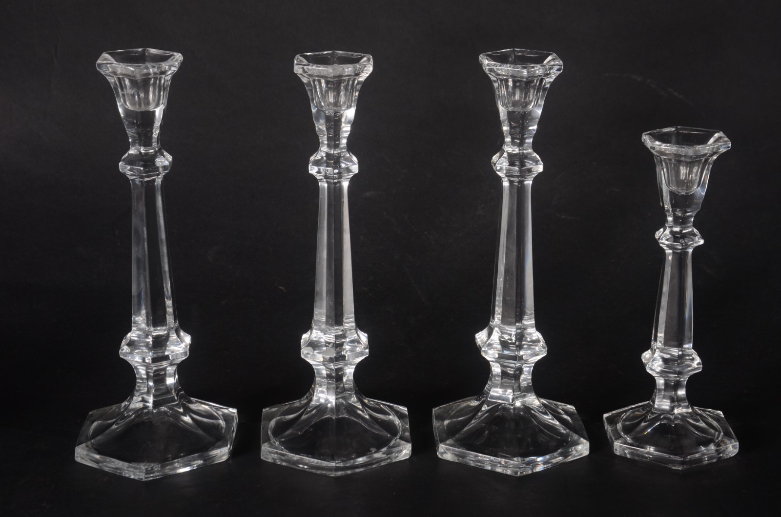 Quatro castiçais de cristal europeu, um deles de tamanho menor, bases... - foto 1 de 5